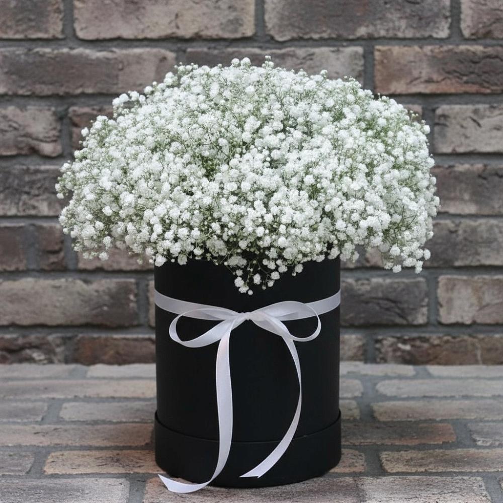 Цветочная композиция из Гипсофила в шляпной коробке в Пуршево