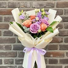 Букет цветов из:  Лизиантусы и Розы в Пуршево