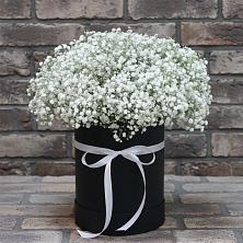 Цветочная композиция из Гипсофила в шляпной коробке в Пуршево