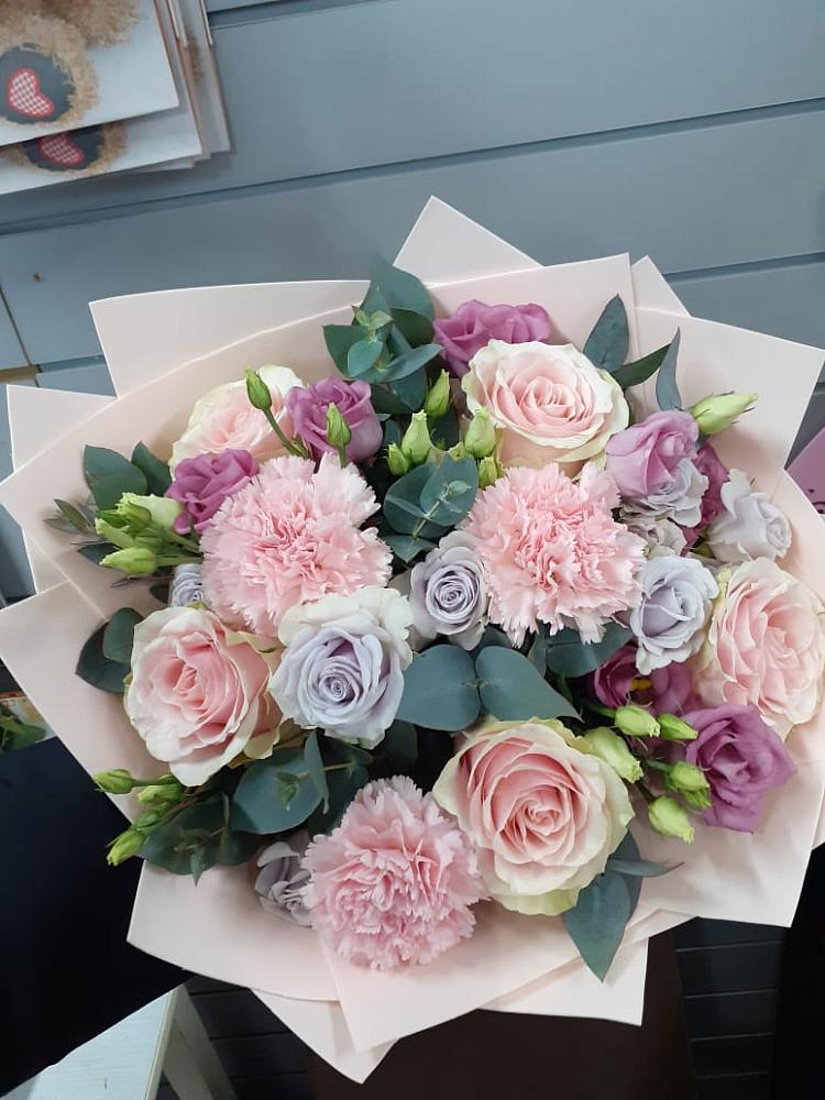 Букет цветов из: Розы, Гвоздики и Лизиантусы в Пуршево